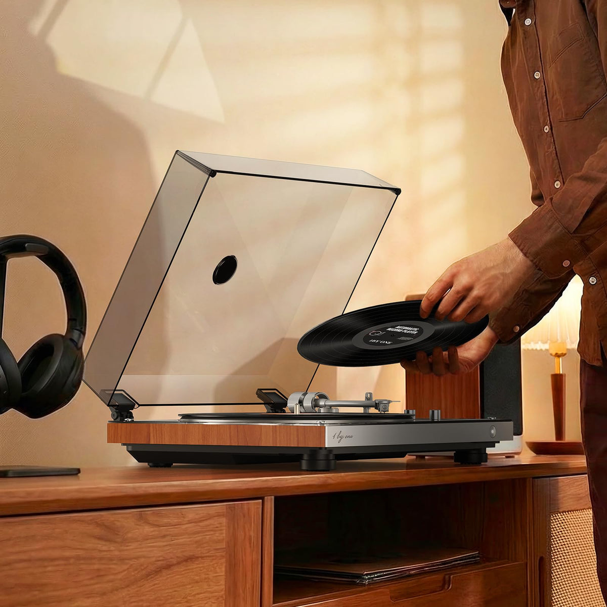 1byone turntable 33/45 RPM with AT-3600L stylus for balanced playback.