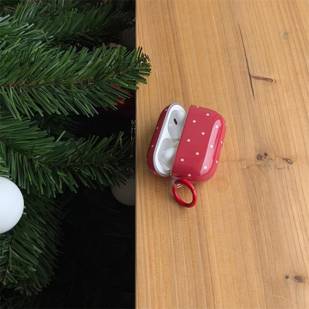 AirPods 4 case with locking keychain by Aaknhen securing the lid