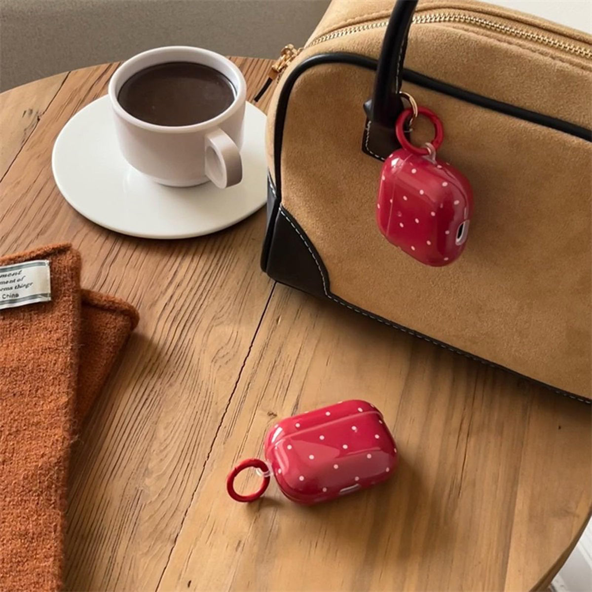 Close-up of textured surface on Aaknhen AirPods 4 case for secure grip