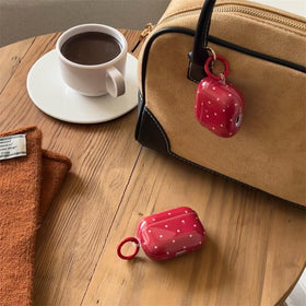 Close-up of textured surface on Aaknhen AirPods 4 case for secure grip