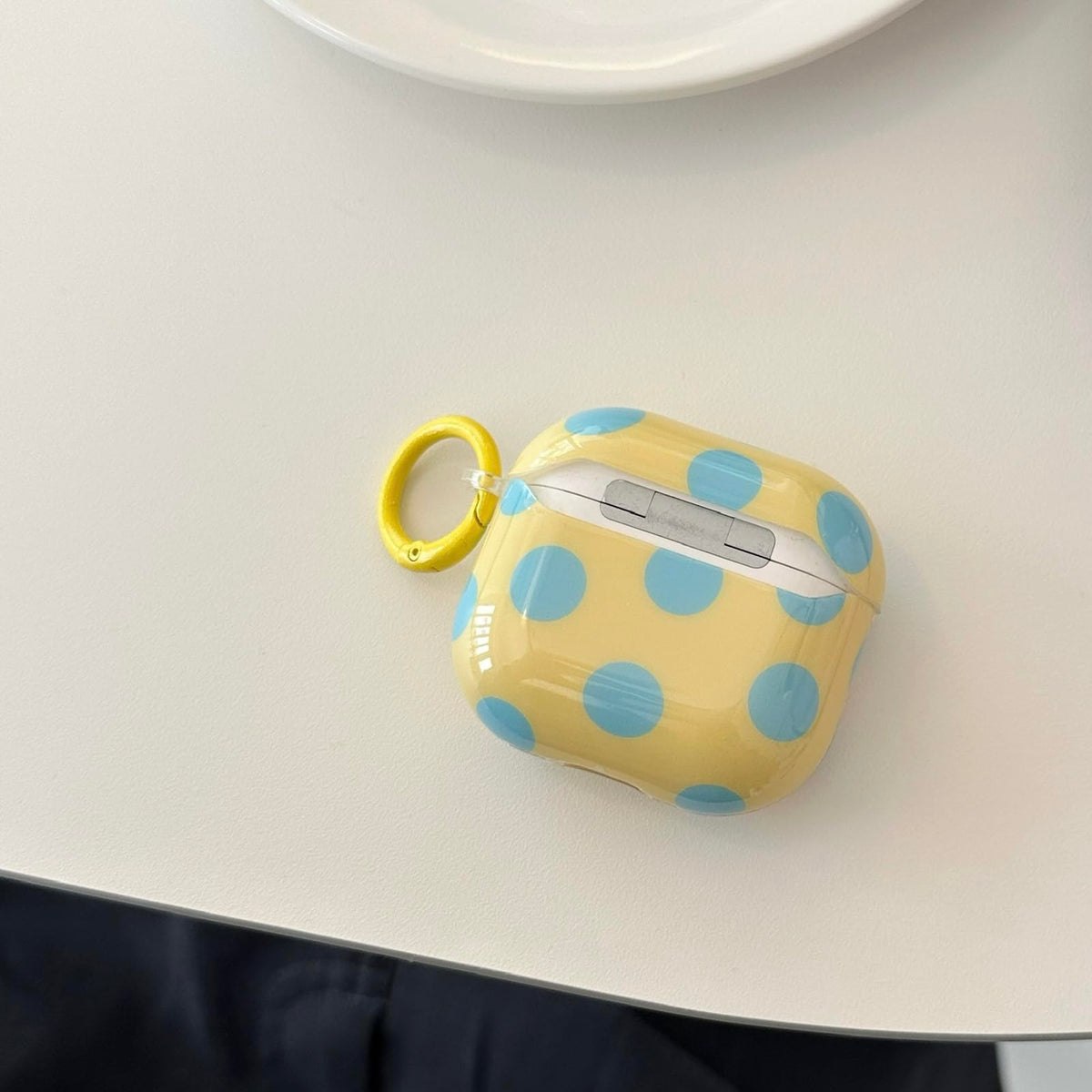 Aaknhen AirPods 4 case detachable keychain enhances portability and anti-loss.
