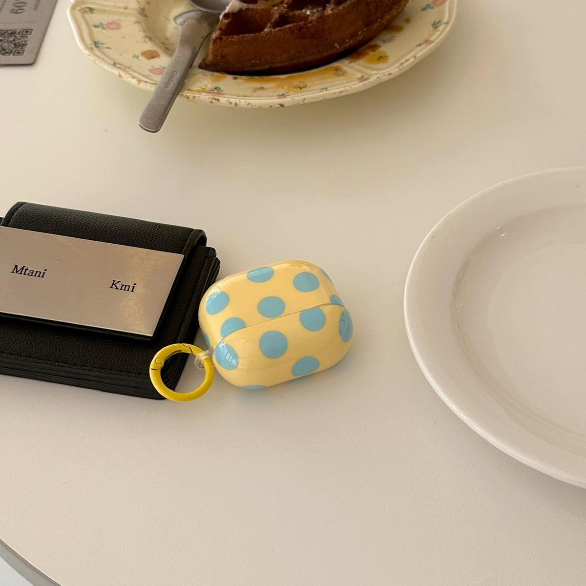 Aaknhen TPU material is easy to wipe clean and resists scratches.