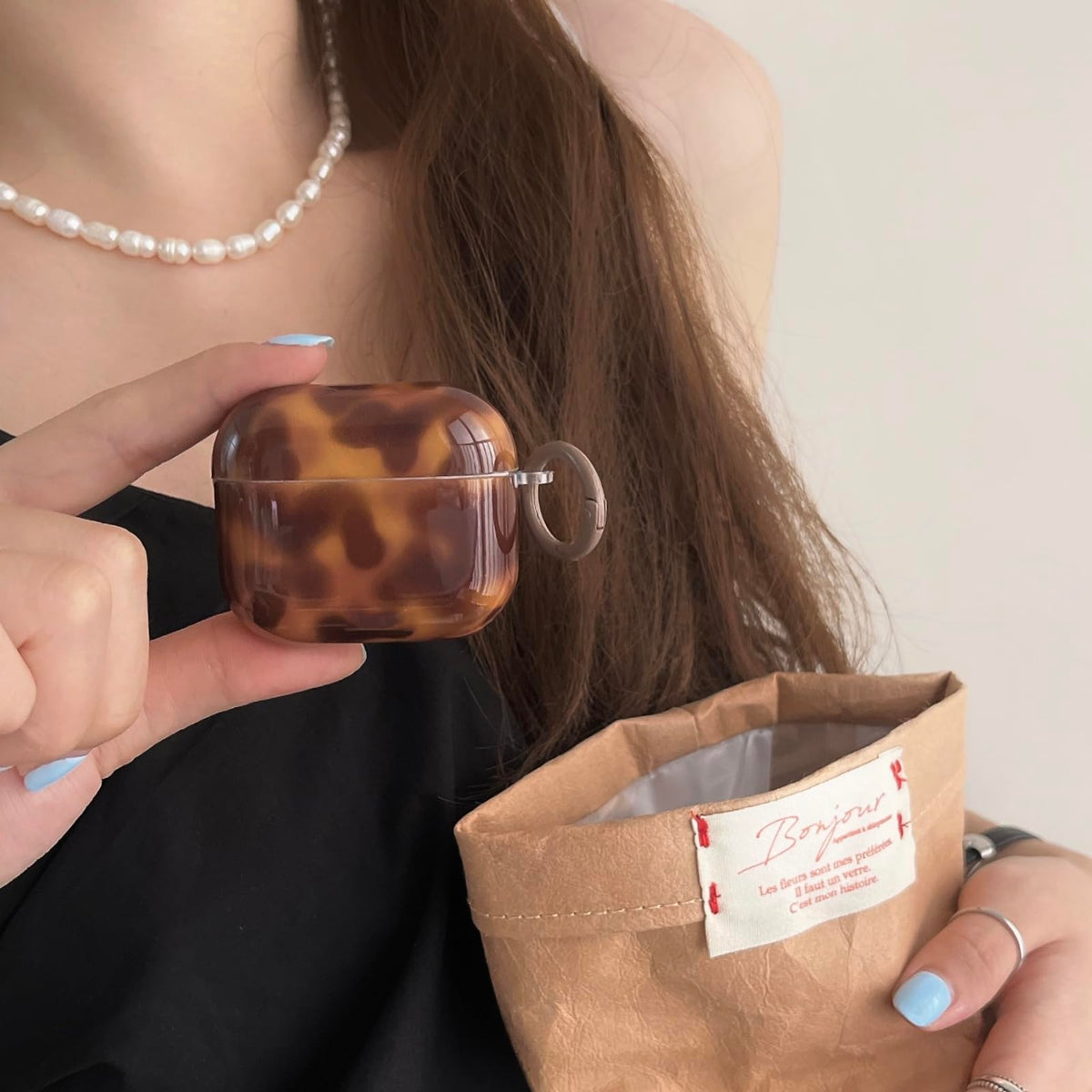 Aaknhen tortoise-shell AirPods case side view with ring attachment