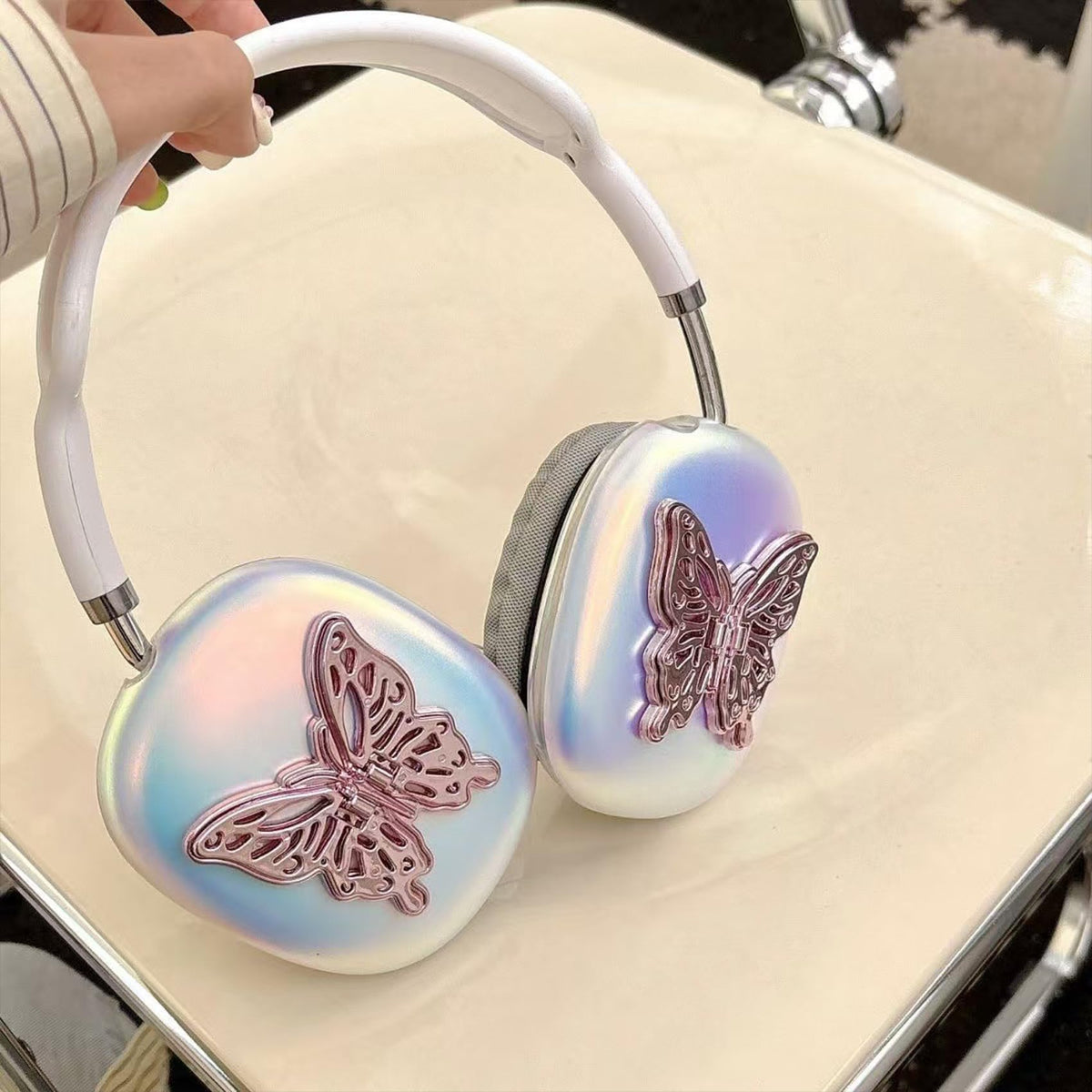 Adhiper anti-fingerprint surface helps keep the headphones clean.