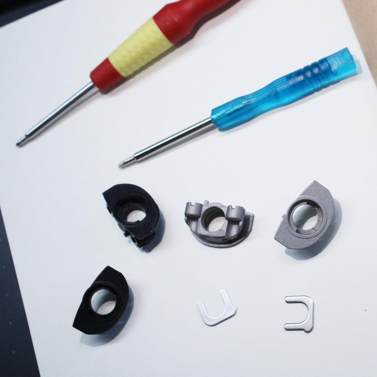 Adhiper WH-1000XM4 repair kit enables hinge restoration and longevity