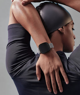 Adorve elastic nylon band Versa 3 quick release model shows secure attachment.
