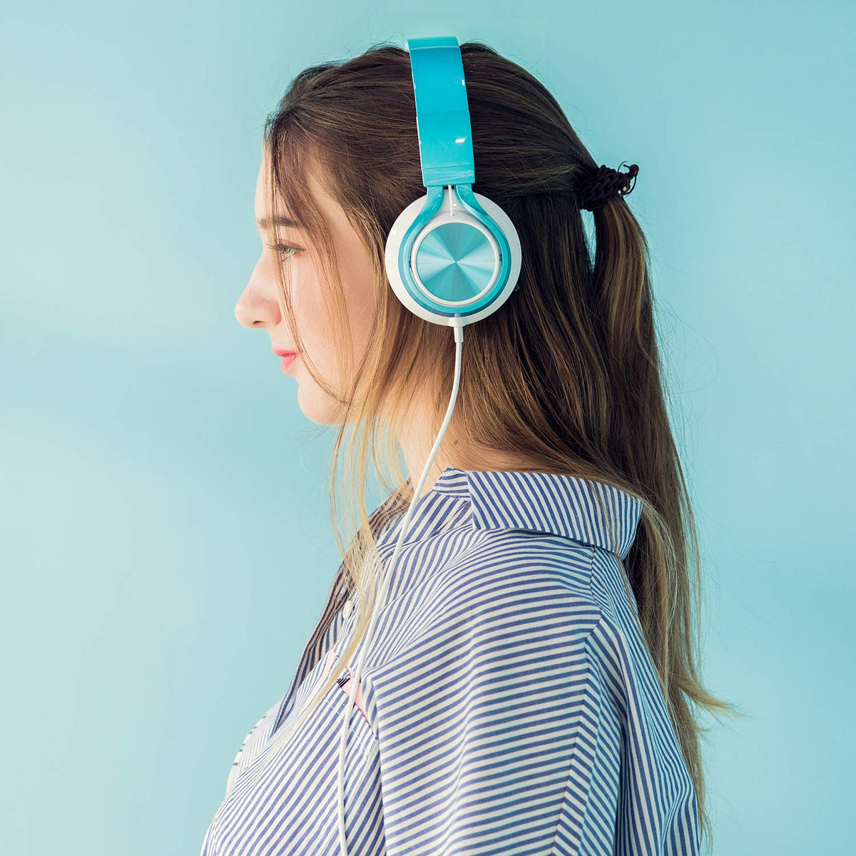 AILIHEN Headphones lime green closeup, stylish coating and kid-friendly design.