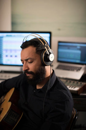AKG K92 self-adjusting headband ensures a stable fit.