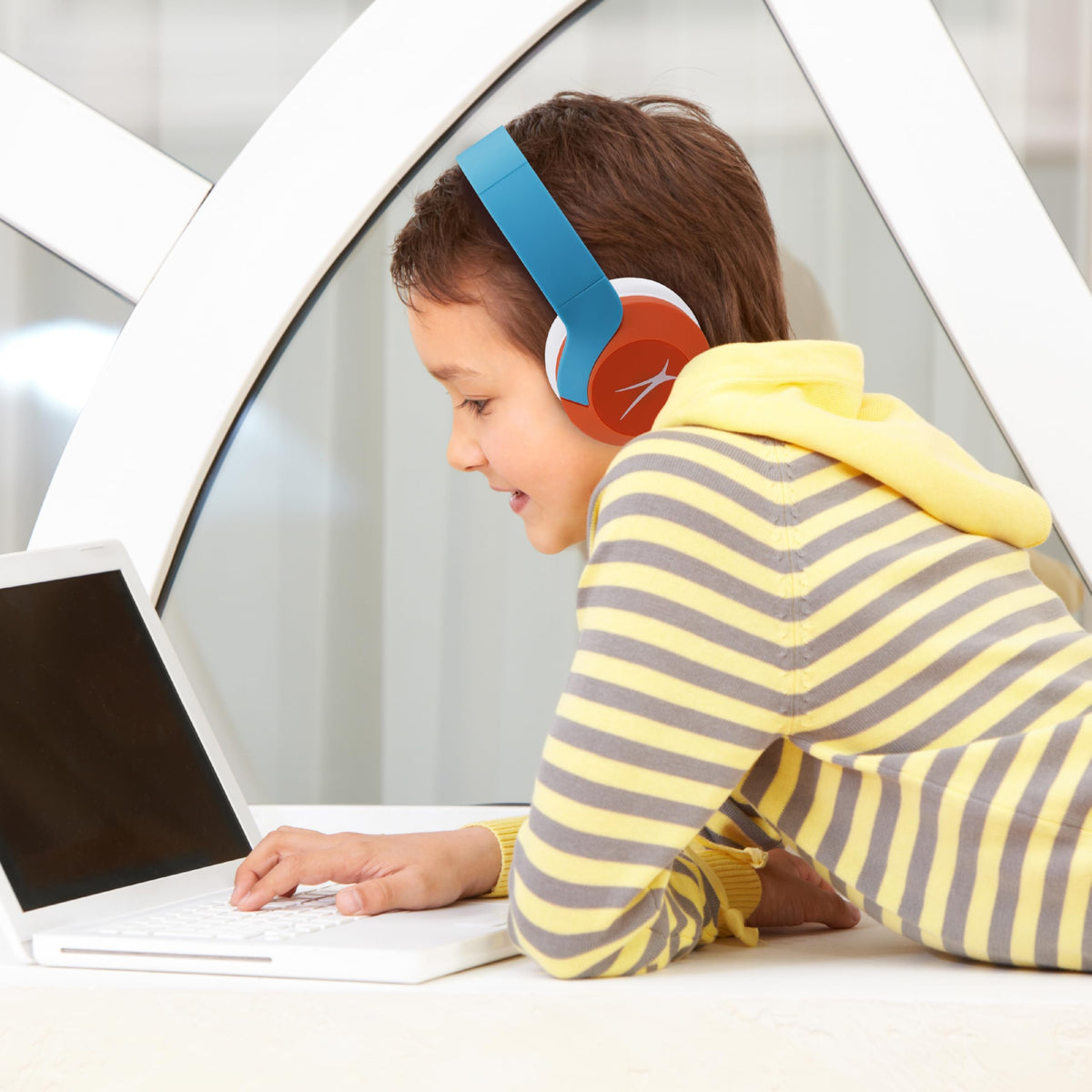 Altec Lansing close-up of soft ear cushion and adjustable headband for secure comfortable wear