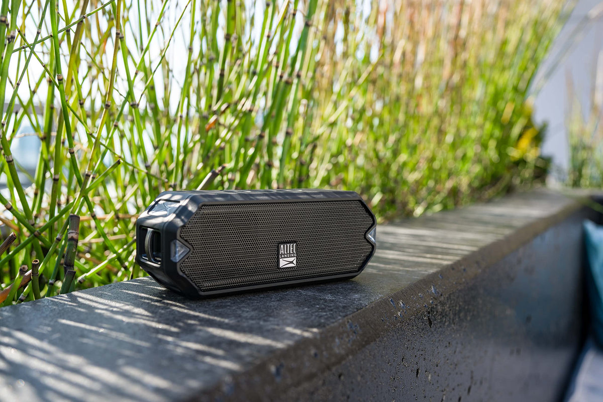 All-day adventures powered by HydraBlast’s long-life battery.