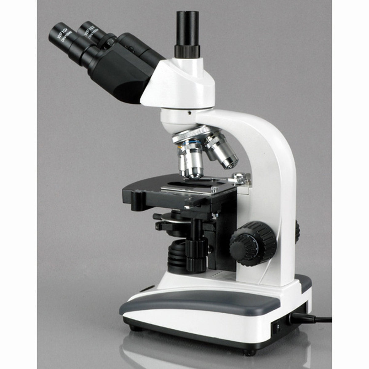 AmScope backward nosepiece offers extra space for comfortable operation.