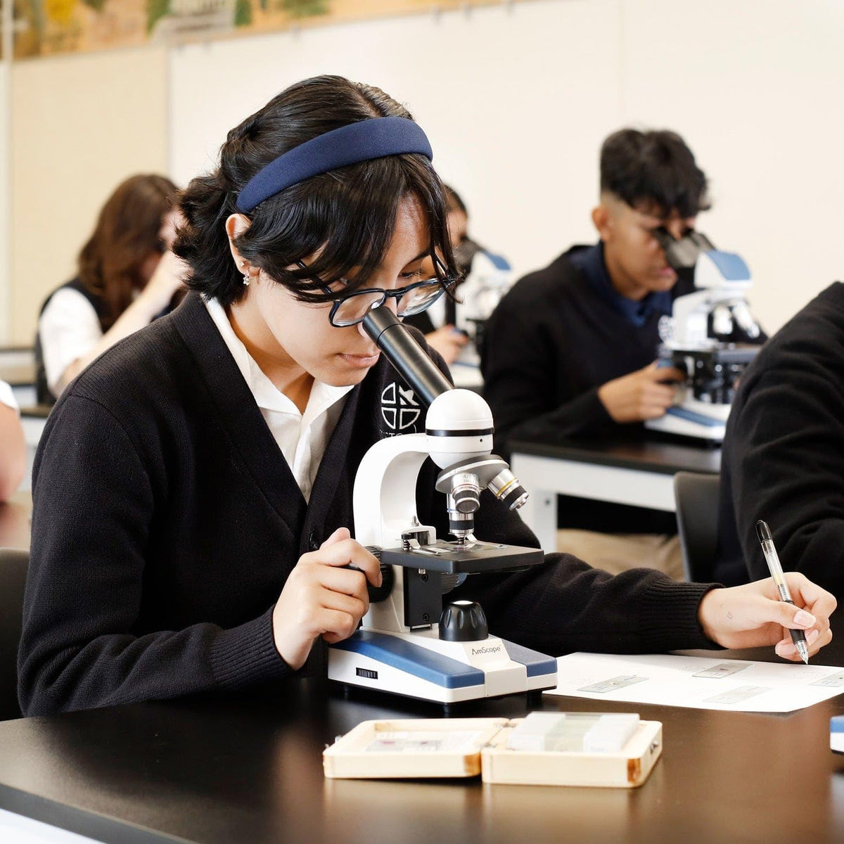 AmScope M150C 40x–1000x magnification range for students and hobbyists.