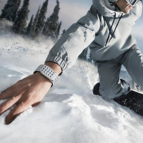 On-wrist charging compatible with Anpzband for uninterrupted data tracking.