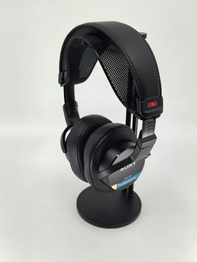 Apos Capra installed on headphones demonstrates quick, tool-free replacement.