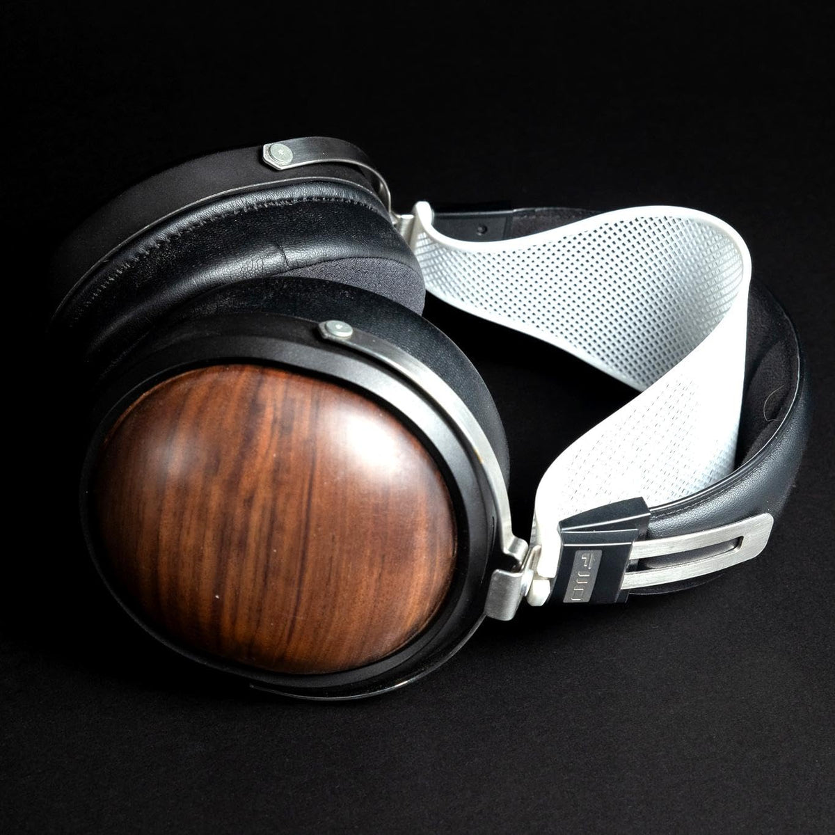 Apos Capra strap shown compatible with FiiO FT1 headphones.