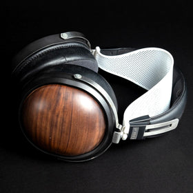 Apos Capra strap shown compatible with FiiO FT1 headphones.