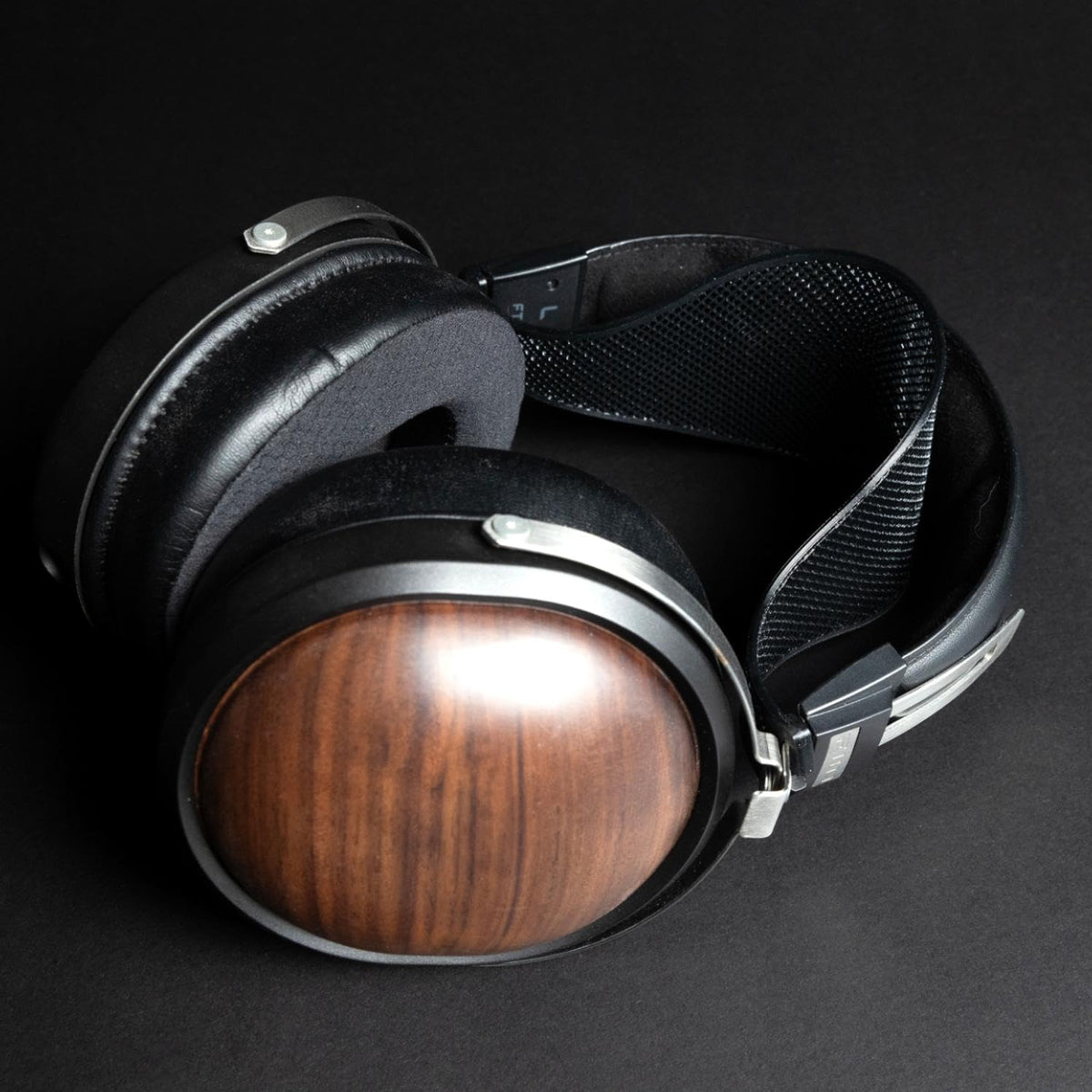 Apos Capra compatible headband note highlights fit range and adjustments.