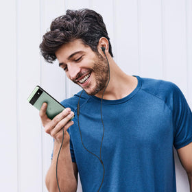ASKUBSKU magnetic earbuds reduce clutter when not in use.