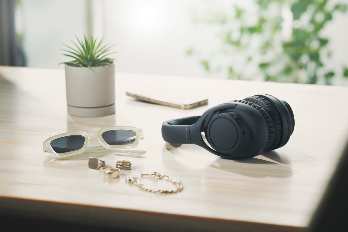 Quick-charge feature on Audio-Technica ATH-S300BTBK delivers hours of use