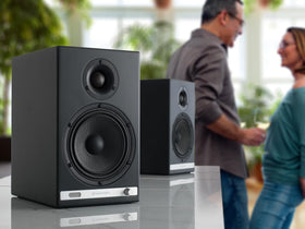 Audioengine HD6 interior highlighting 24-bit DAC component