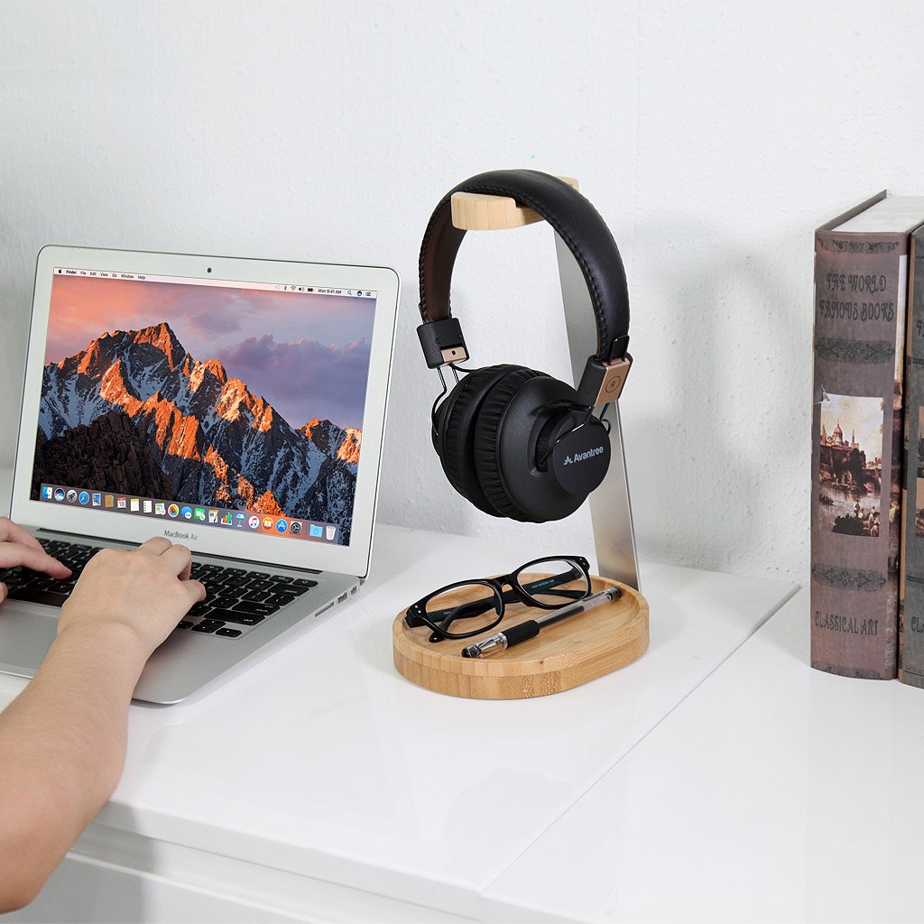 Avantree TR902 cable holder keeps cords tidy and within reach.