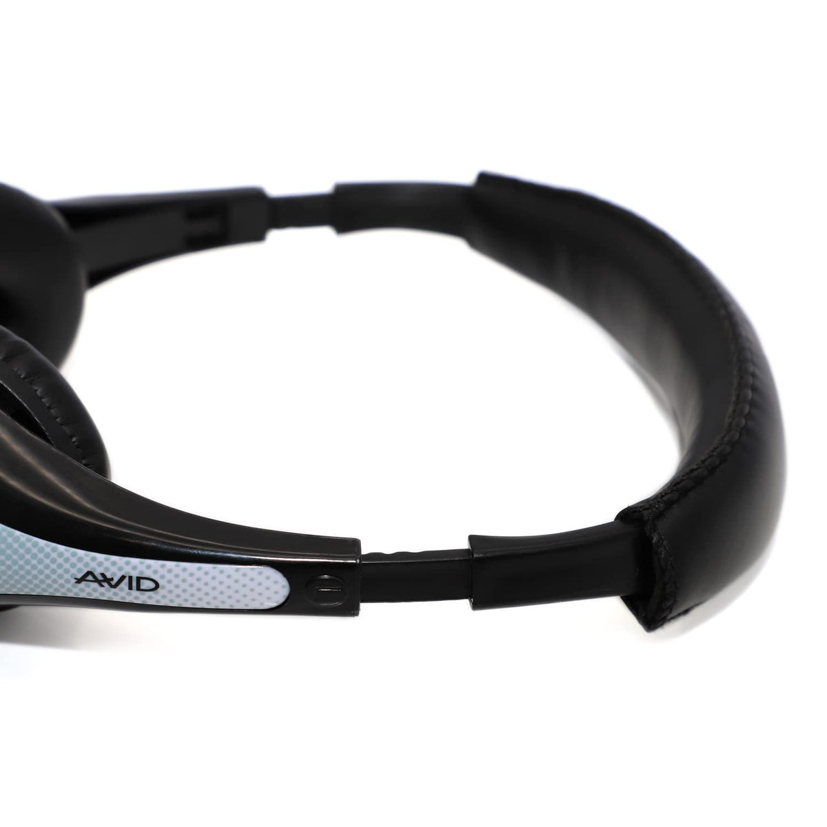 Avid AE-36 headset demonstrates clear audio capture for lectures and podcasts.
