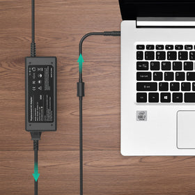 AYKLCZUU powering an Acer laptop demonstrating steady charging