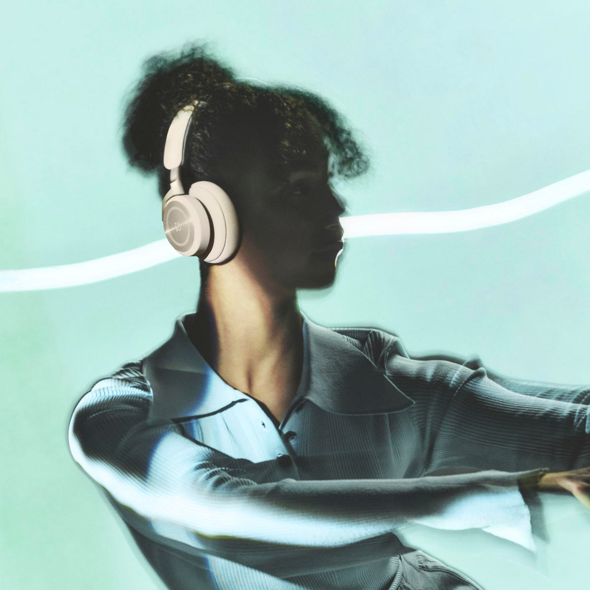 Bang & Olufsen Beoplay HX four microphones for clearer calls