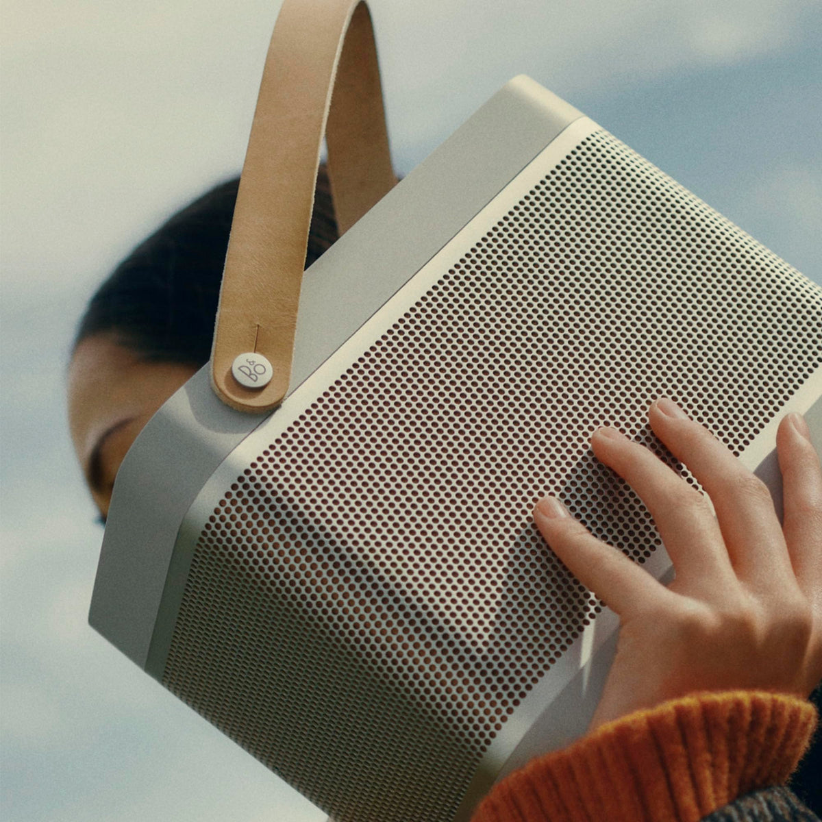 Bang & Olufsen Beolit 20 Grey Mist true360 sound for room-filling performance.