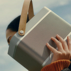 Bang & Olufsen Beolit 20 Grey Mist true360 sound for room-filling performance.