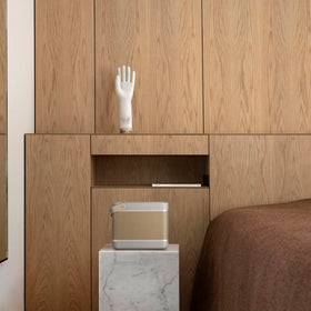 Bang & Olufsen Beolit 20 Grey Mist wireless charging feature for charge-and-go devices.