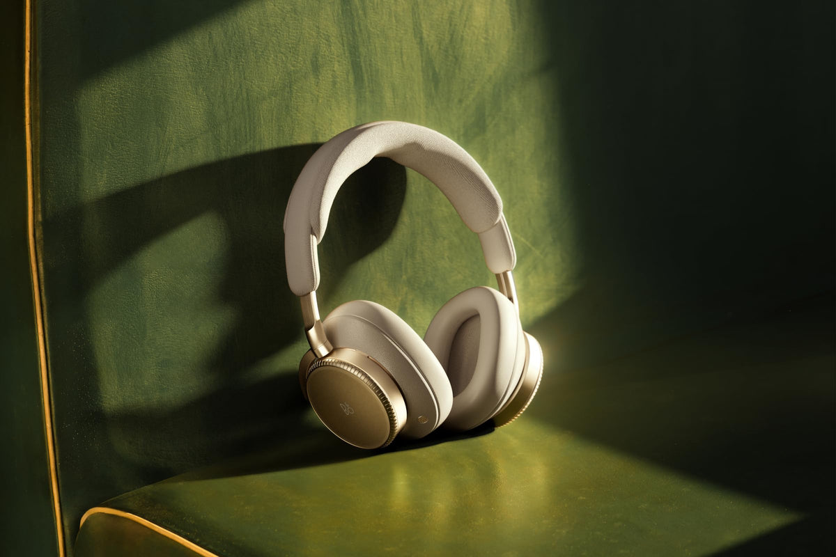Beoplay H100 protective leather carrying case for travel protection.