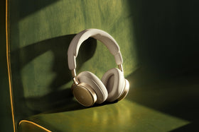 Beoplay H100 protective leather carrying case for travel protection.