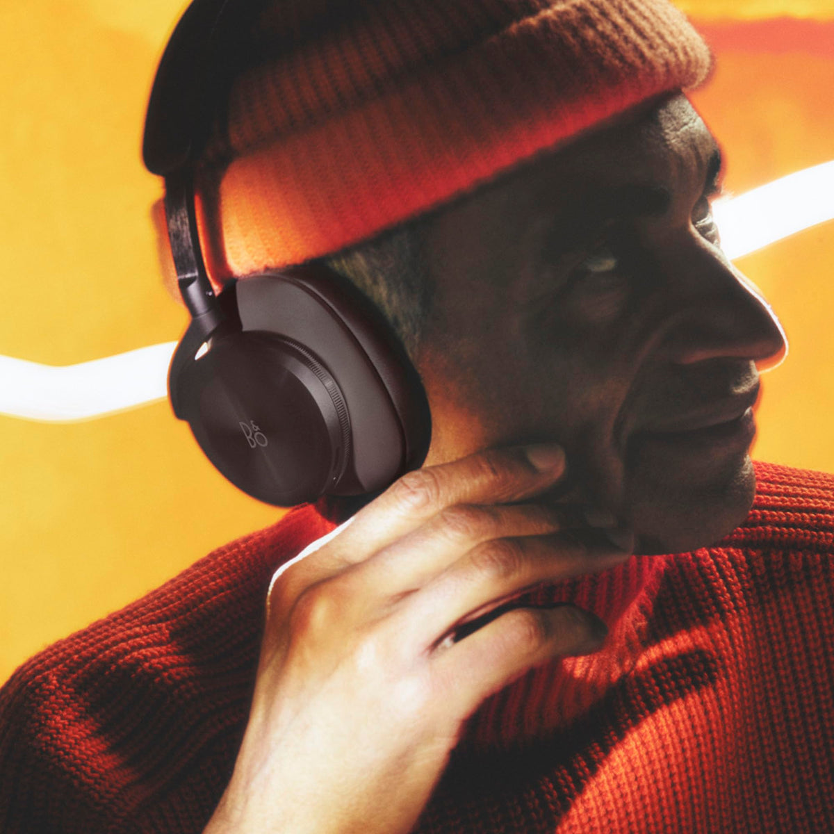 Beoplay H95 foldable design enables easy packing for travel.