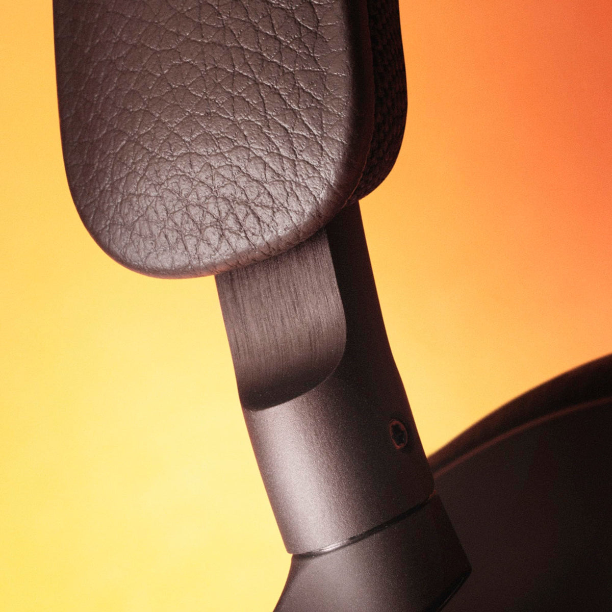 Beoplay H95 four built-in microphones enhance call clarity.