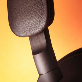 Beoplay H95 four built-in microphones enhance call clarity.