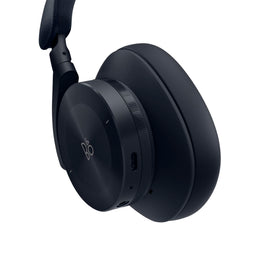 Beoplay H95 long battery life supports hours of listening away from outlets.