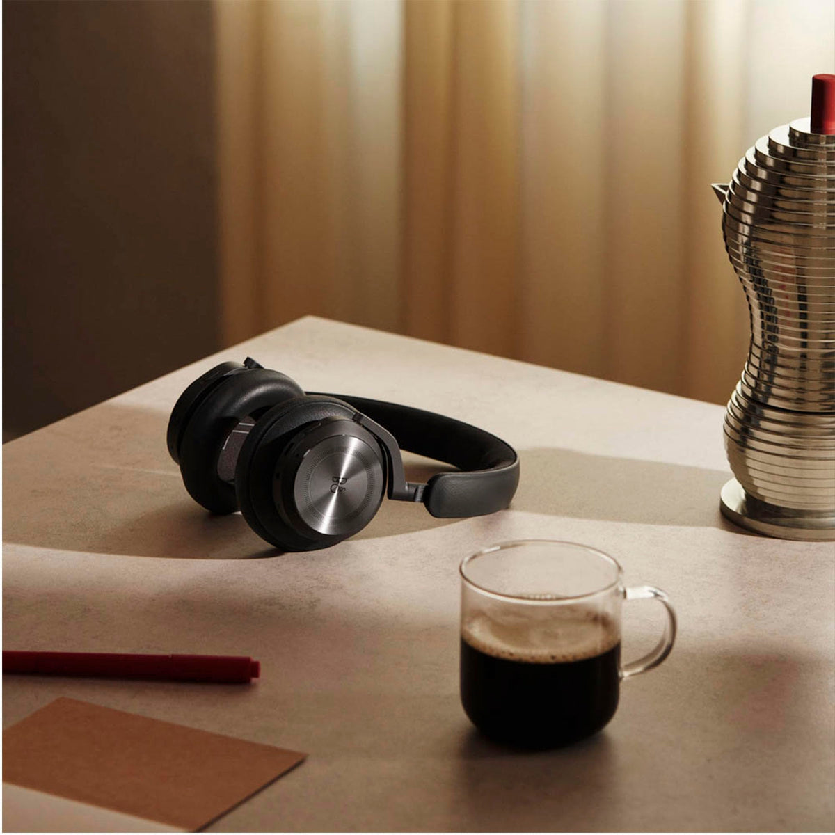 Beoplay HX premium materials resist wear and support sustainable design.