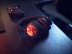 Virtual boom-arm with four mics ensures clear voice pickup during games.