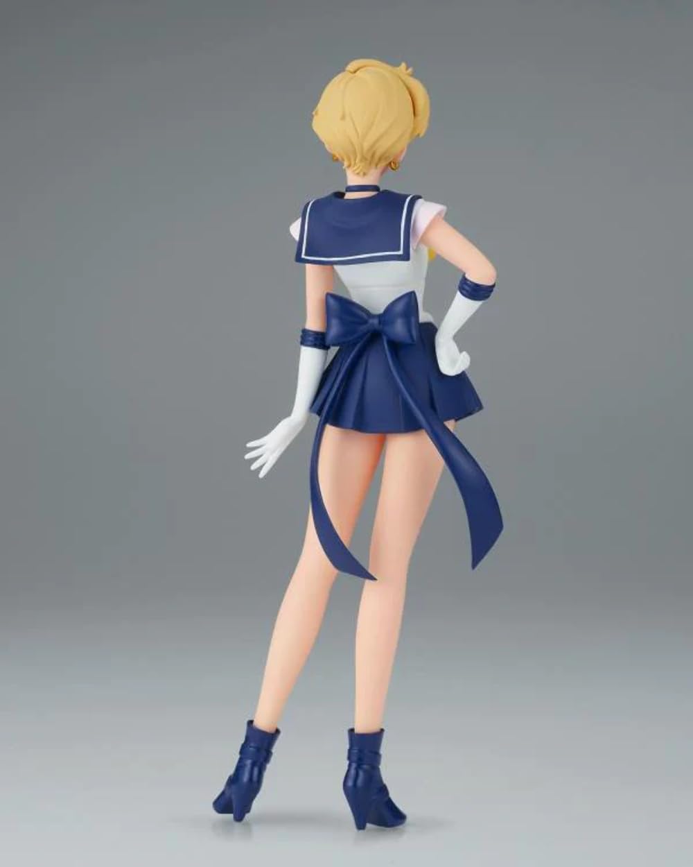 Banpresto Super Sailor Uranus scale comparison with hand demonstrates 9.1-inch size
