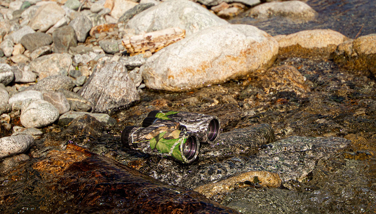 BAK-4 roof prisms and multi-coated optics deliver crisp imagery with bright contrast.