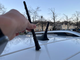 BASIKER 3.2-inch roof antenna on Jeep Renegade boosts signal clarity.
