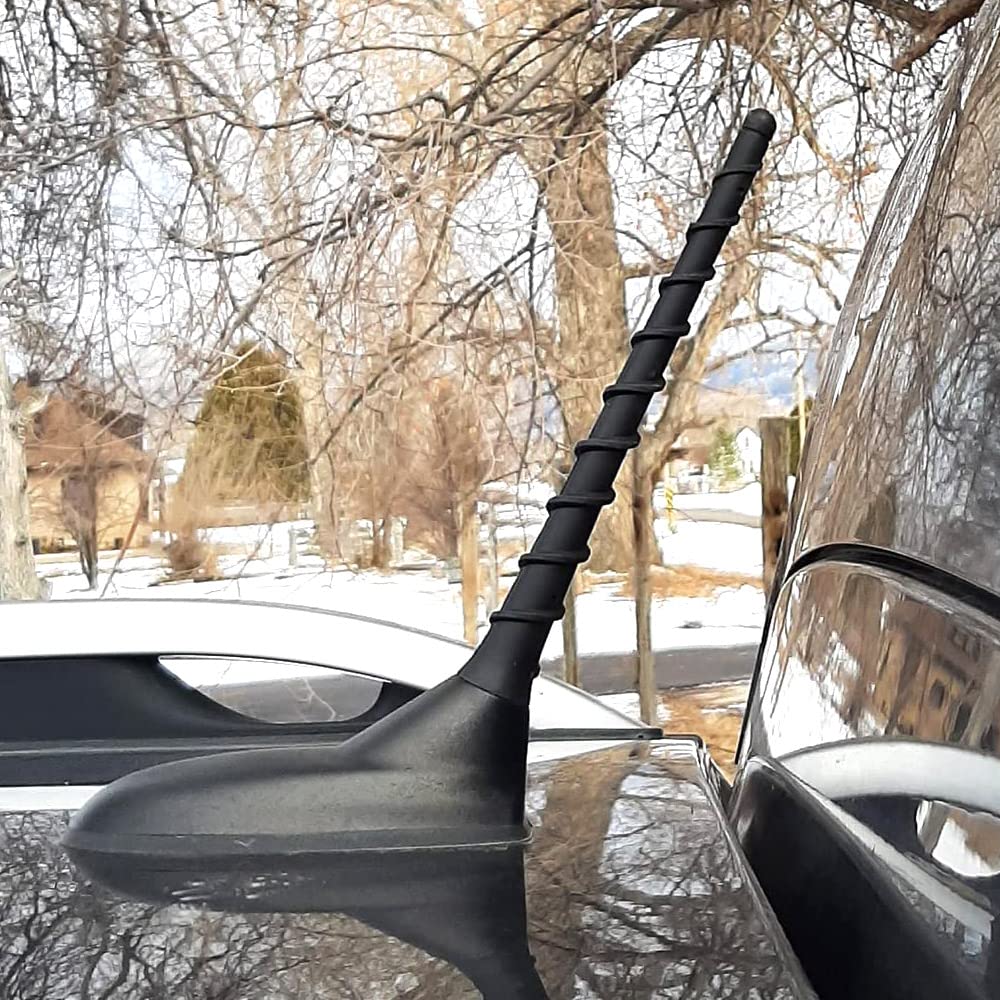 BASIKER 7-inch antenna on Grand Cherokee enhances radio clarity and stability.