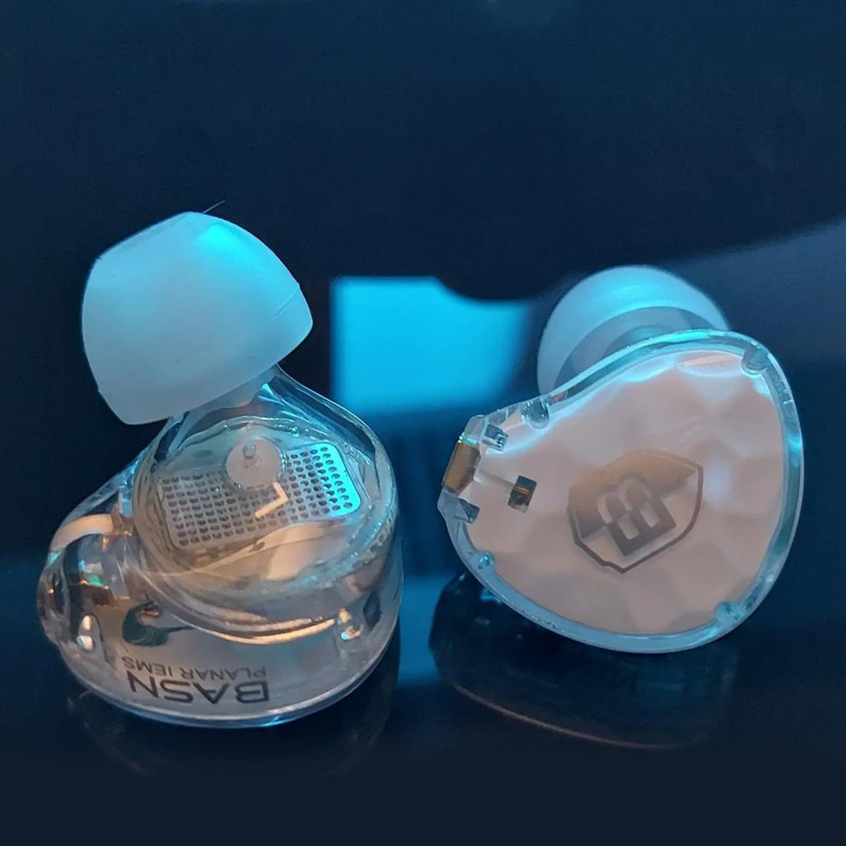 BASN ASONE lightweight resin design keeps earphones comfortable during long sessions.