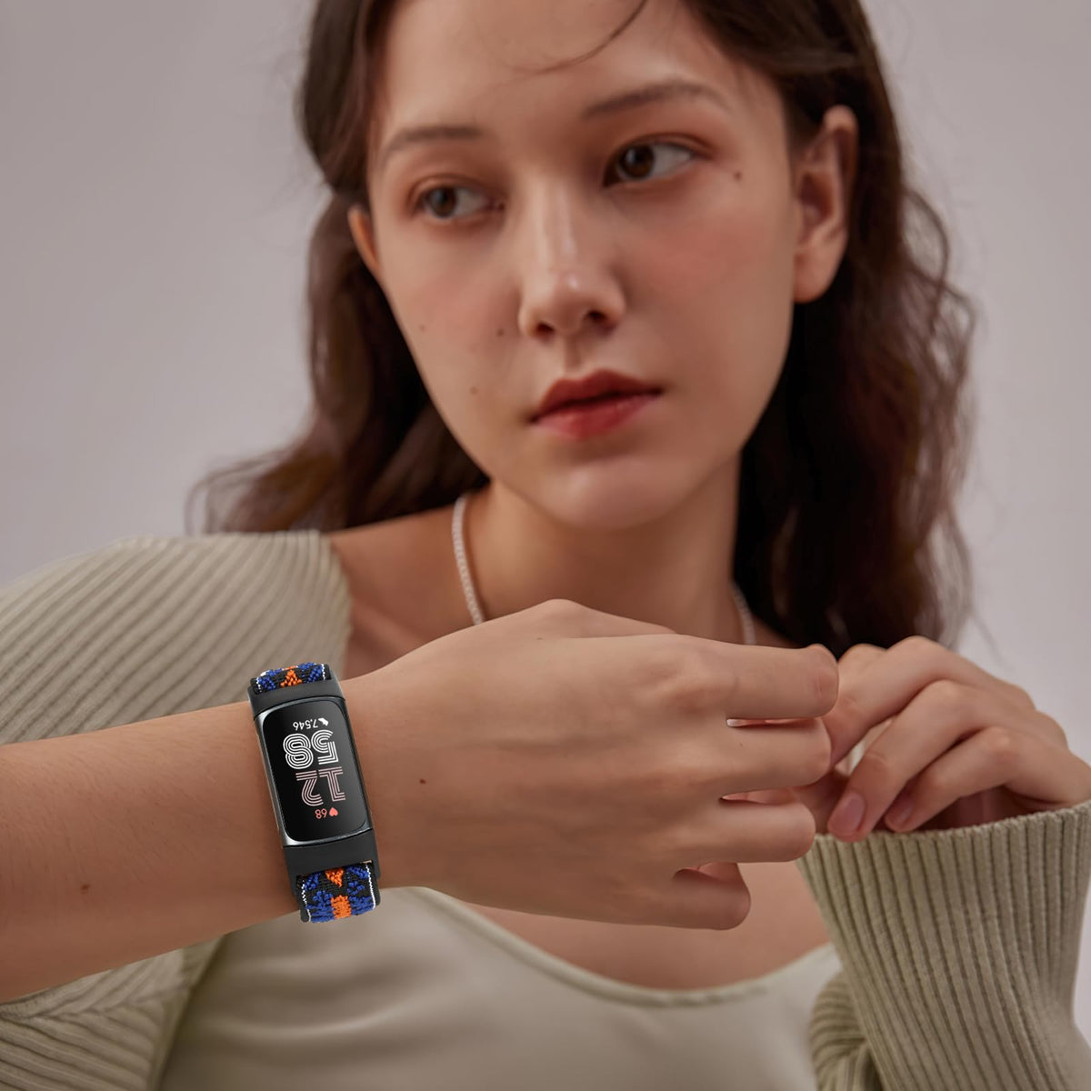 Bcuckood elastic band fits wrists from 145 to 270 mm.
