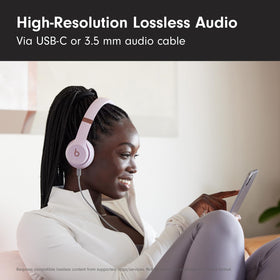 Beats Solo 4 Cloud Pink battery indicator conveys long battery life for extended use