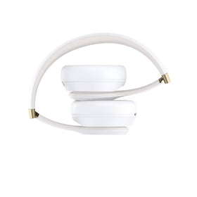 Beats Solo 4 showing long battery life for extended travel and work days.