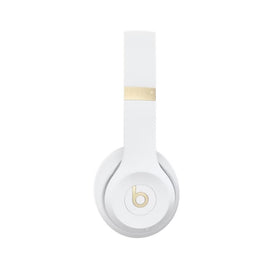 Beats Solo 4 ear design focuses on ultralight comfort for all-day wear and stability.