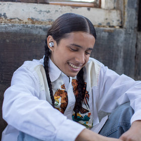 Beats Studio Buds built-in microphones support clear calls.