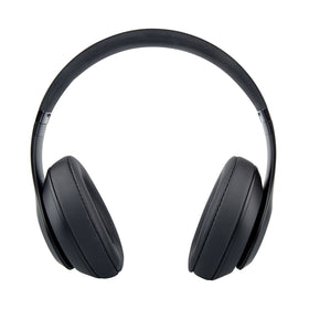 Beats Studio3 battery indicator light for quick status checks during travel.